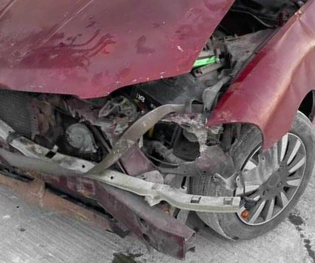 Destrozan vehículo a una familia Destrozan vehículo a una familia