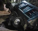 Cae camión a socavón