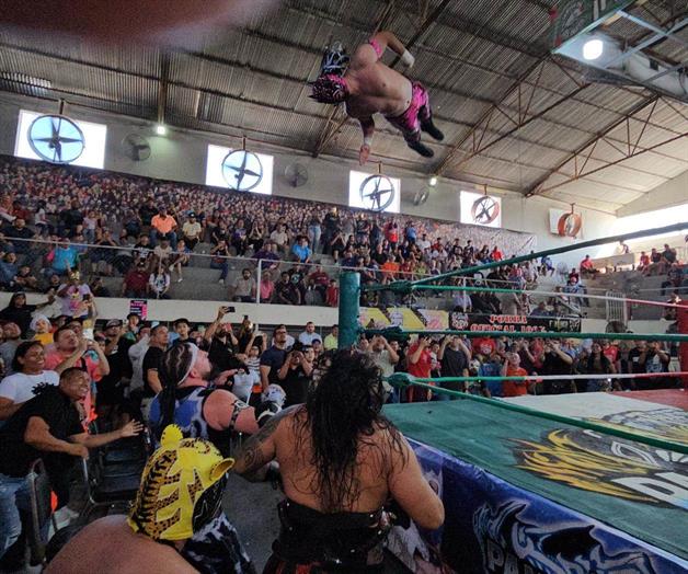 Komander se lució en su casa