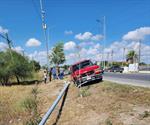Evita choque y termina contra un poste de luz