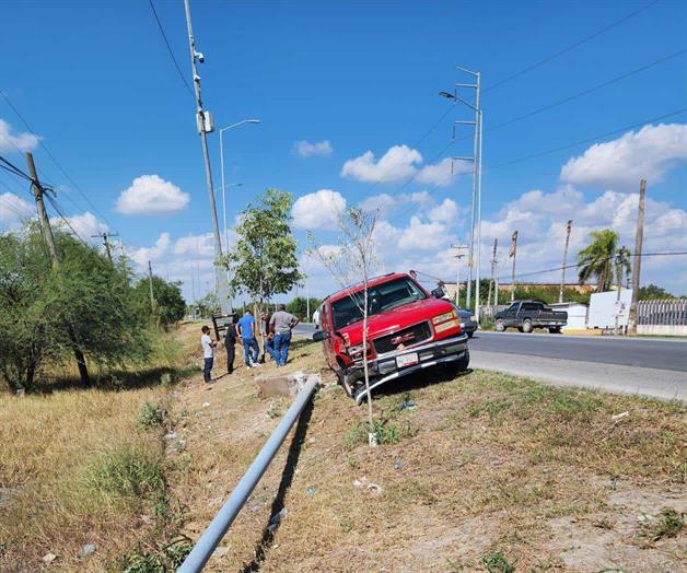 Evita choque y termina contra un poste de luz Evita choque y termina contra un poste de luz