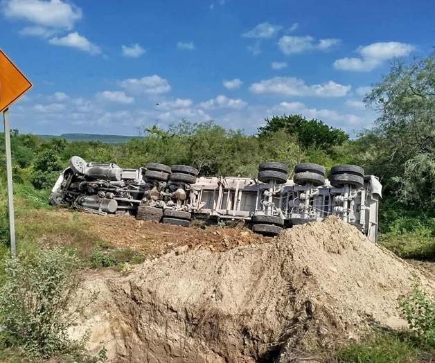 Trailero queda herido en volcadura en carretera Victoria-Matamoros Trailero queda herido en volcadura en carretera Victoria-Matamoros