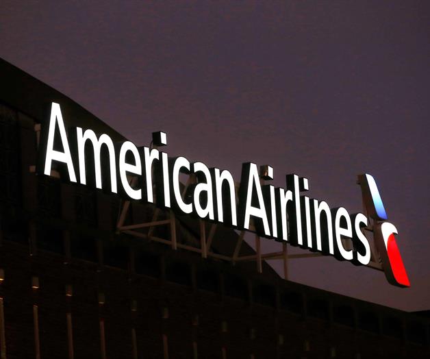 Avión regresa y realiza aterrizaje de emergencia