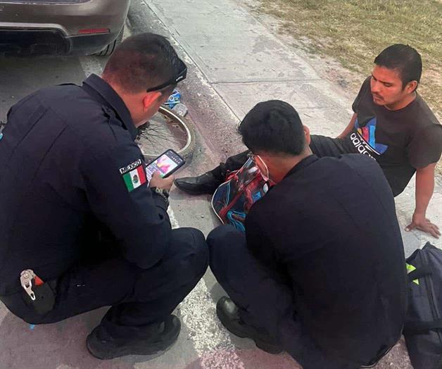 Ciclista provoca accidente