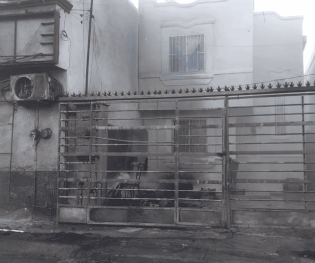 Incendio en taller de Santa Catarina daña cinco casas y 14 vehículos