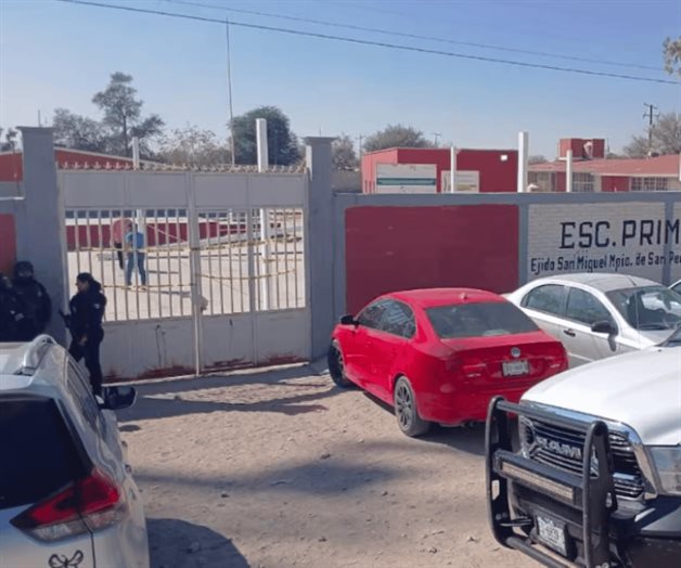 Muere estudiante al caerle estructura de metal en primaria de Coahuila