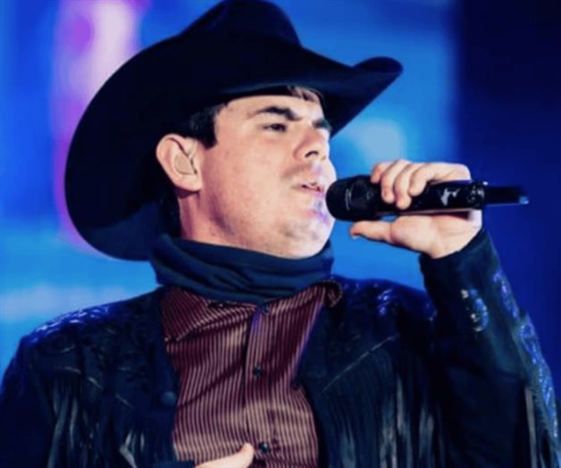 Olivas genera preocupación tras recibir regalo y parar concierto Olivas genera preocupación tras recibir regalo y parar concierto