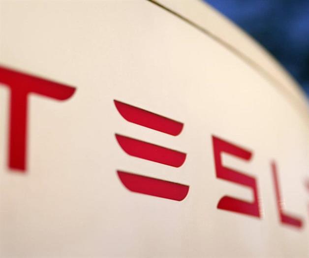 Tesla llama a revisi&oacute;n m&aacute;s de 63.000 Cybertrucks debido a intensidad de los faros delanteros