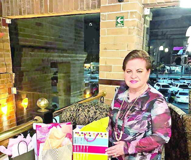 Le cantan Happy Birthday Le cantan Happy Birthday