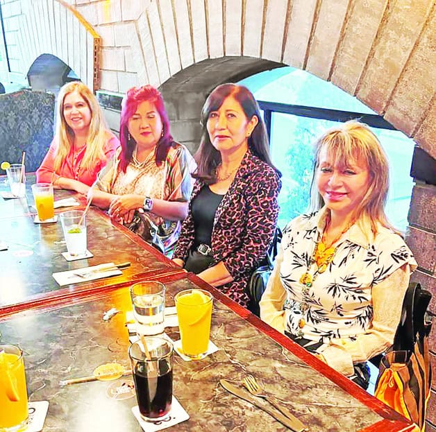 Le cantan Happy Birthday Le cantan Happy Birthday