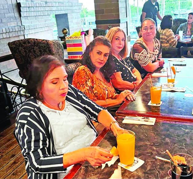 Le cantan Happy Birthday Le cantan Happy Birthday