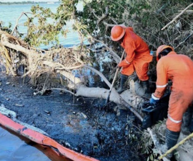 Pemex recupera casi un millón y medio de hidrocarburo tras derrame Pemex recupera casi un millón y medio de hidrocarburo tras derrame