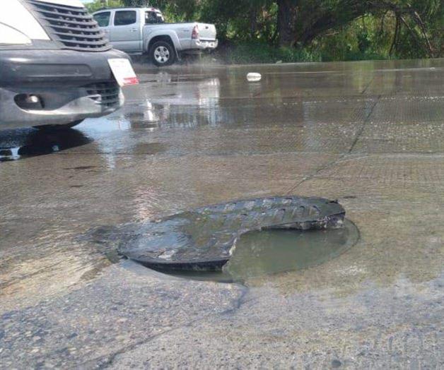 Sufren entre aguas negras Sufren entre aguas negras