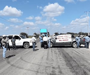 Productores del Valle de San Fernando, bloquean la carretera federal Victoria-Matamoros