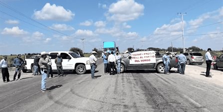Productores del Valle de San Fernando, bloquean la carretera federal Victoria-Matamoros