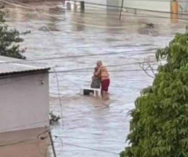 Fallece do&ntilde;a Elodia, abuelita que se hizo viral por abrazar a su esposo en inundaci&oacute;n en Veracruz