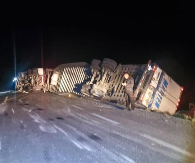 Vuelca tráiler que transportaba carne de puerco en tramo Tula-San Luis Potosí Vuelca tráiler que transportaba carne de puerco en tramo Tula-San Luis Potosí