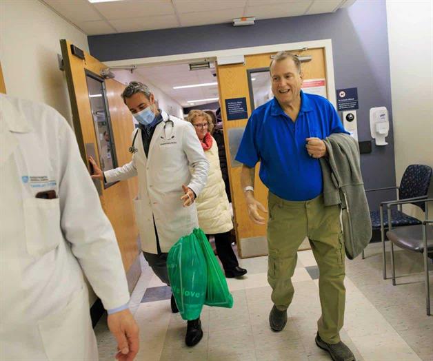 Recibe trasplante de riñón de cerdo Recibe trasplante de riñón de cerdo