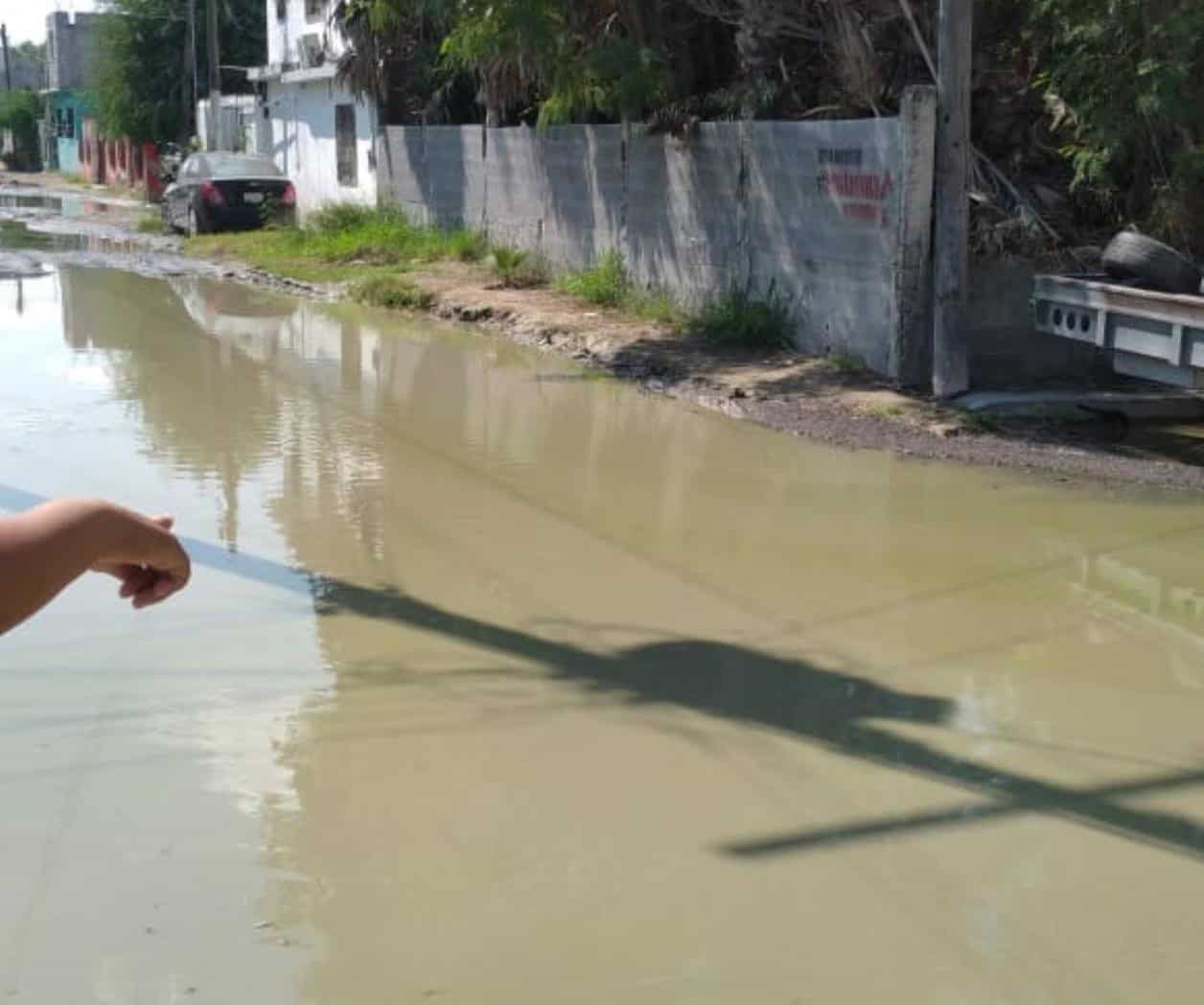 Colapsa el drenaje en colonia El Anhelo