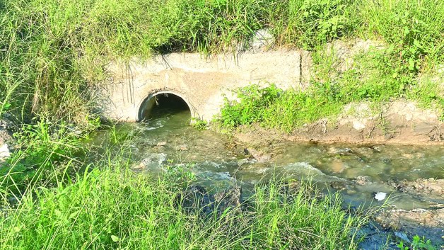 Grave desperdicio por una fuga sin reparar