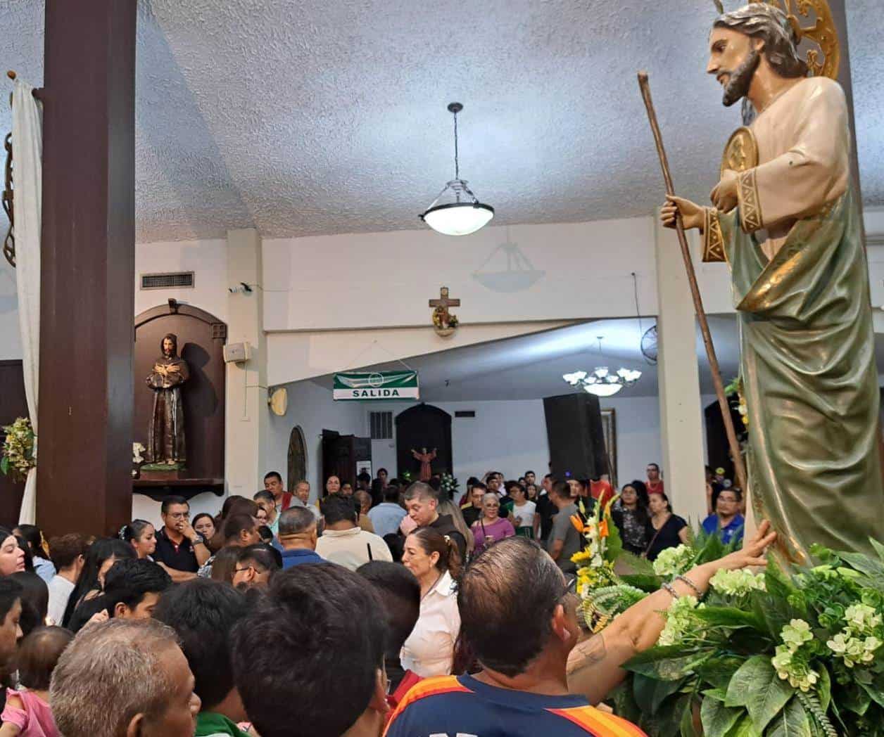 Fieles colman iglesia de San Judas Tadeo