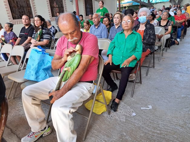 Fieles colman iglesia de San Judas Tadeo