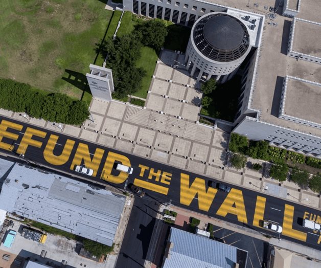 Ciudad de Texas elimina obra contra muro fronterizo tras amenaza del gobernador con retirar fondos Ciudad de Texas elimina obra contra muro fronterizo tras amenaza del gobernador con retirar fondos