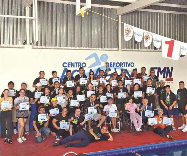 Cumplen reto en la alberca Cumplen reto en la alberca