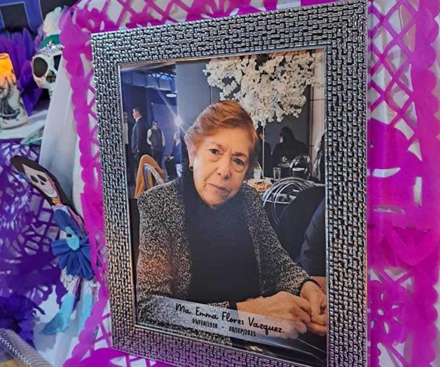 Montan altar en honor de María Vázquez Flores Montan altar en honor de María Vázquez Flores