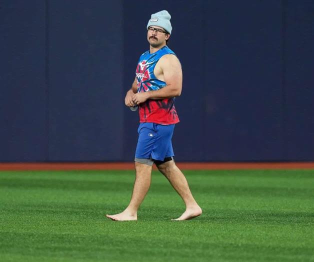 Descalzo y expectante, Davis Schneider está listo para buscar título de Serie Mundial con Azulejos Descalzo y expectante, Davis Schneider está listo para buscar título de Serie Mundial con Azulejos