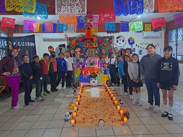 Montan altar en honor de María Vázquez Flores Montan altar en honor de María Vázquez Flores