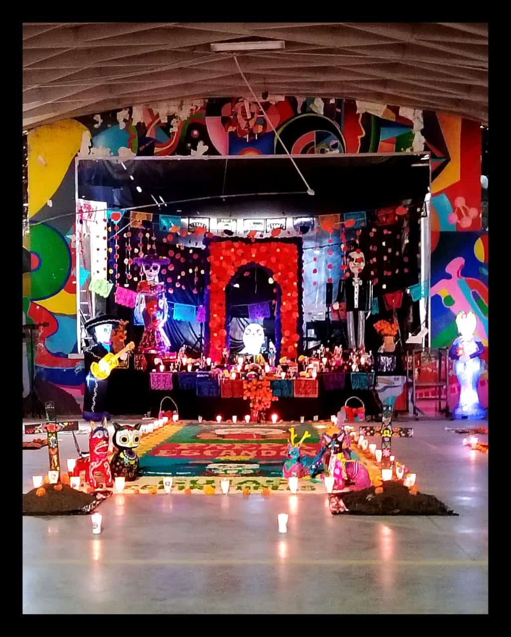 Altar de la Escuela Preparatoria Federal "José de Escandón" honrado a familiares del alumnado.