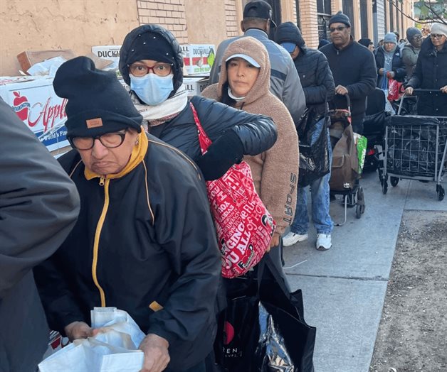 Largas filas en bancos de alimentos de todo EEUU por suspensión de ayuda alimentaria Largas filas en bancos de alimentos de todo EEUU por suspensión de ayuda alimentaria