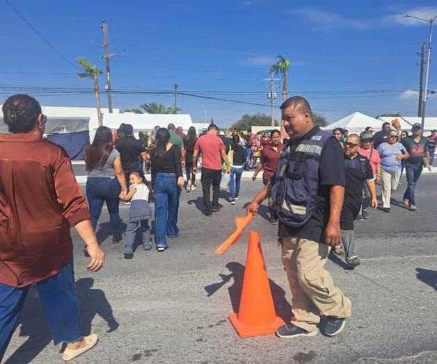 Familias se desbordan para honrar a difuntos Familias se desbordan para honrar a difuntos