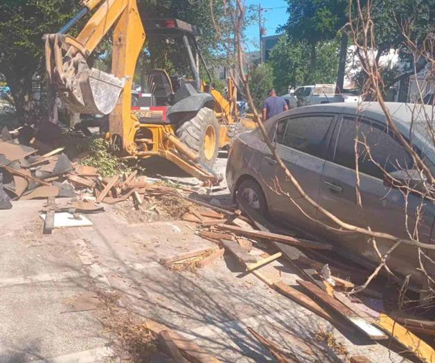 Realiza maquinaria pesada maniobras sin señalización