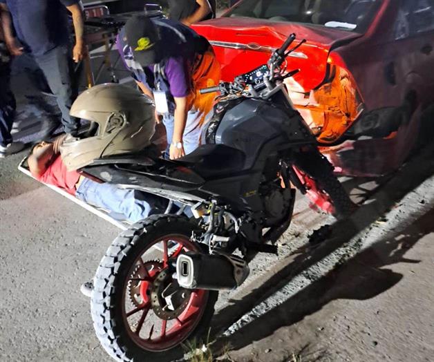 Choca moto contra carro estacionado Choca moto contra carro estacionado