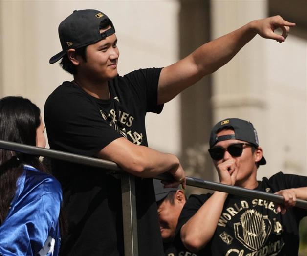 Dodgers celebran históricos títulos consecutivos de la Serie Mundial con desfile en el centro de LA Dodgers celebran históricos títulos consecutivos de la Serie Mundial con desfile en el centro de LA