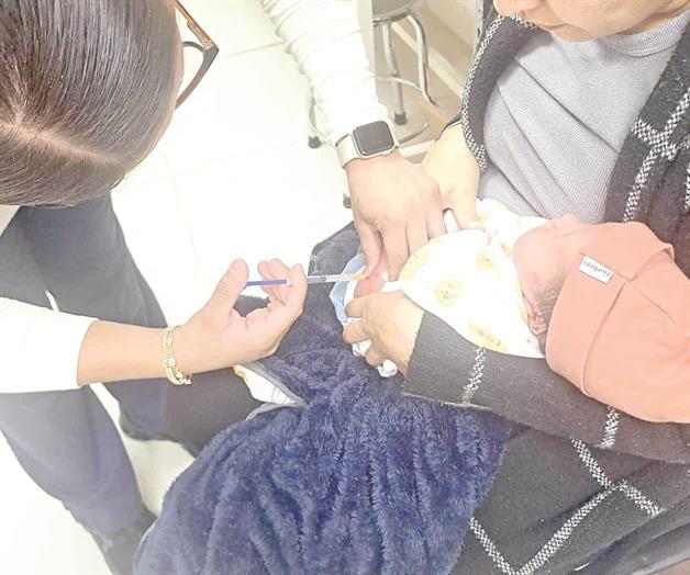 Reciben 30 niños la vacuna BCG en primer día de jornada