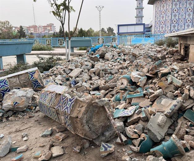 Sobrevivientes de sismo en Afganistán excavan entre escombros tratando de rescatar pertenencias Sobrevivientes de sismo en Afganistán excavan entre escombros tratando de rescatar pertenencias