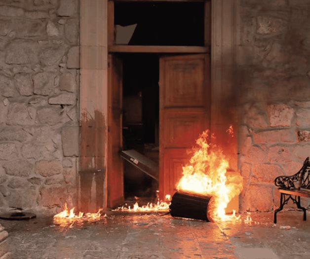 Manifestantes vandalizan Palacio de Gobierno de Apatzingán Manifestantes vandalizan Palacio de Gobierno de Apatzingán