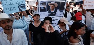 Estudiantes bloquean carreteras en Uruapan tras asesinato del alcalde Estudiantes bloquean carreteras en Uruapan tras asesinato del alcalde