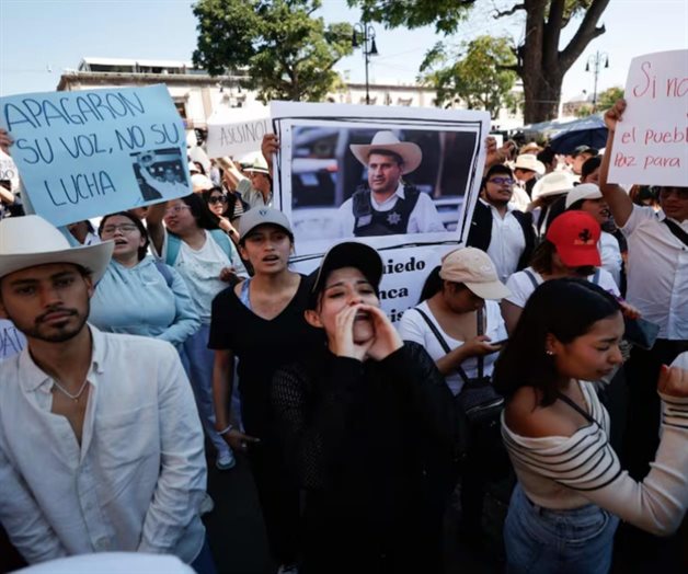 Estudiantes bloquean carreteras en Uruapan tras asesinato del alcalde