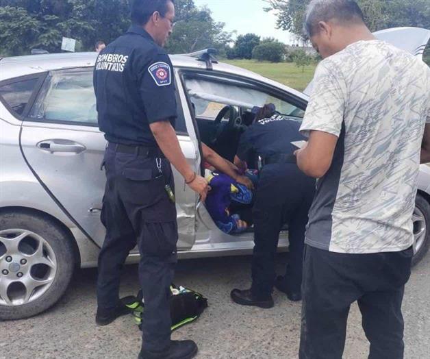 Choca taxi, deja a tres lesionados