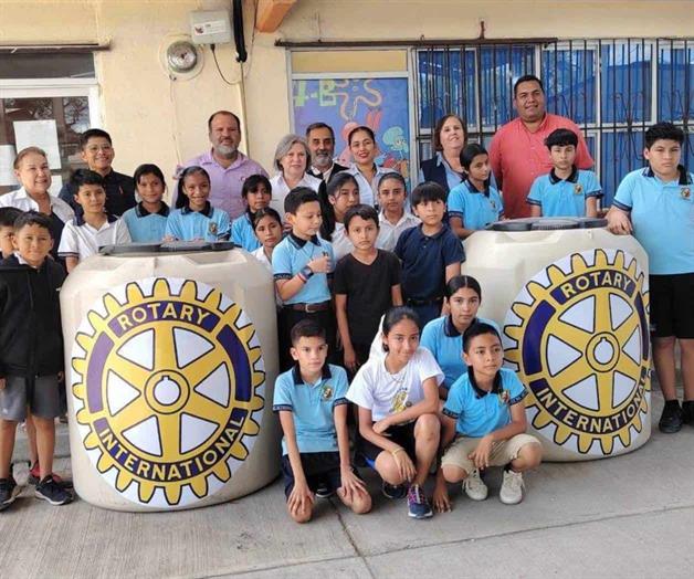 Llevan tinacos a las escuelas Llevan tinacos a las escuelas