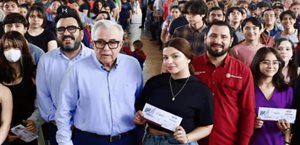 Entregan tarjetas de Bienestar a más de mil 200 jóvenes en Culiacán