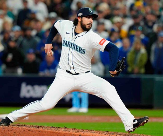 Marineros ejercen opción del cerrador mexicano Andrés Muñoz para el 2026