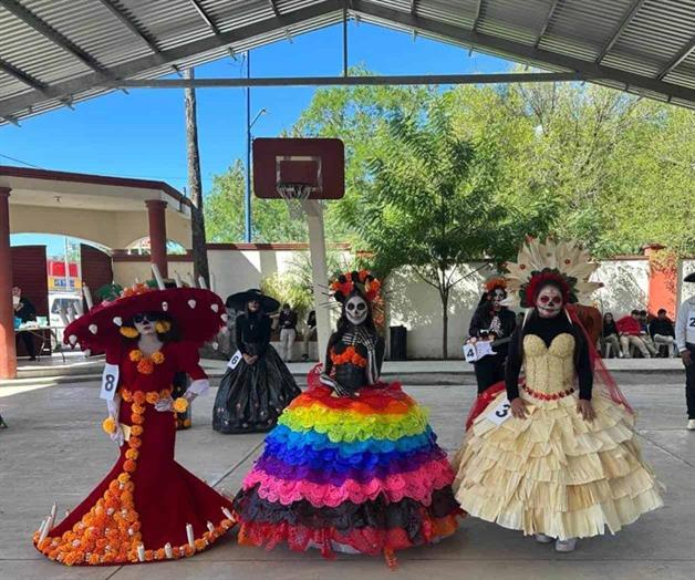 Destacan alumnas en concurso de catrinas Destacan alumnas en concurso de catrinas