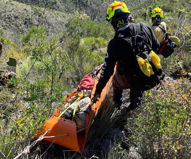 Rescatan a persona lesionada en la sierra de Bustamante Rescatan a persona lesionada en la sierra de Bustamante