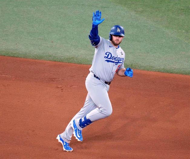 Dodgers ejercen opciones en contratos de Muncy y Vesia; dan de baja a Gonsolin