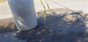 Vecinos tapan los baches con sus propios recursos